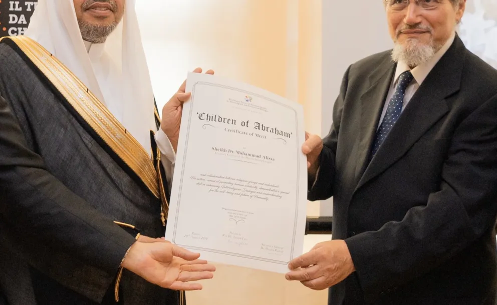 Lors d’une cérémonie officielle: L’école italienne Florence pour le dialogue remet au D.Mohammad Alissa le diplôme du mérite international pour le dialogue et le gouverneur de Rimini lui a remis la médaille de la ville. Parmi les raisons pour lesquelles le D.Mohammad Alissa a reçu le diplôme du mérite pour le dialogue international: «Son travail pour la coopération et la promotion du dialogue entre les adeptes des religions pour servir l’humanité.