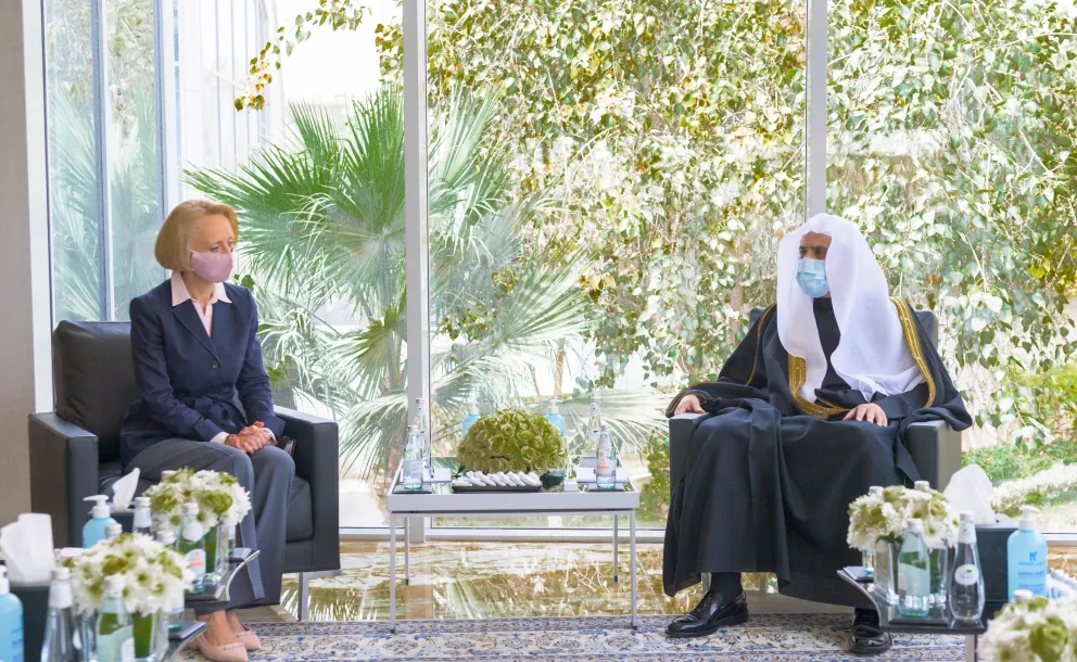 Le SG MohammadAlissa a reçu la Chargée de mission auprès de L’Ambassade américaine à Ryadh Me Martina Strong pour un entretien qui a porté sur des sujets d’intérêt commun