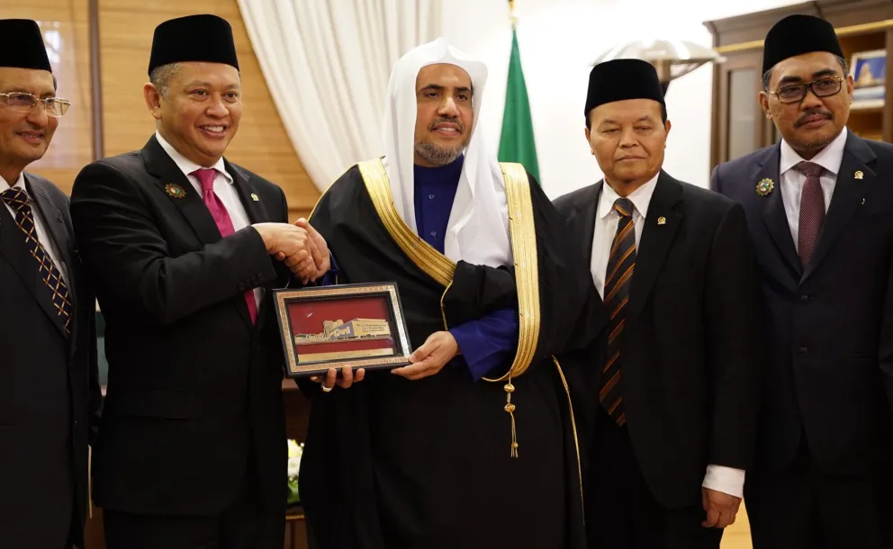 MohammadAlissa a reçu le Président de l’Assemblée nationale indonésienne qui l’a invité à se rendre en Indonésie et qui a loué les efforts du Secrétaire général dans le but de  corriger les mauvaises compréhensions de l’Islam.