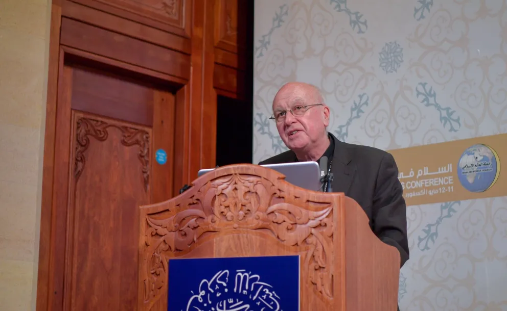 Le représentant du Vatican, président des archevêques de Southwark et chef du Comité de la conférence des évêques d’autres religions, Mgr Kevin Macdonald, durant le congrès sur la paix dans les religions, organisée par la Ligue Islamique Mondiale à Oxford