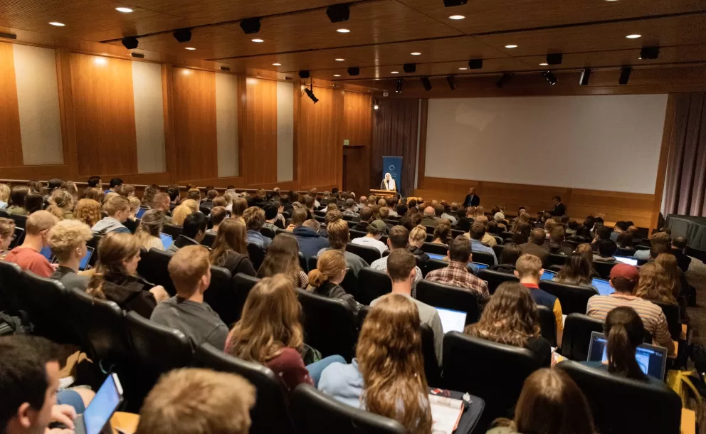 Le D.Mohammad Alissa lors de la conférence à l’université de Utah : « La Ligue a pour vocation de lever les obstacles aux relations positives entre les adeptes des religions, des cultures qui empêchent d’œuvrer en fonction des valeurs humaines communes ».