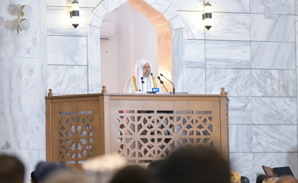 رابطہ عالم اسلامی کے سیکرٹری جنرل اور چیئرمین مسلم علماء کونسل، عزت مآب شیخ ڈاکٹر محمد بن عبد الکریم العیسی صومالیہ کے دار الحکومت ”مقدیشو“ کی جامع مسجد کے منبر سے خطاب فرما رہے ہیں