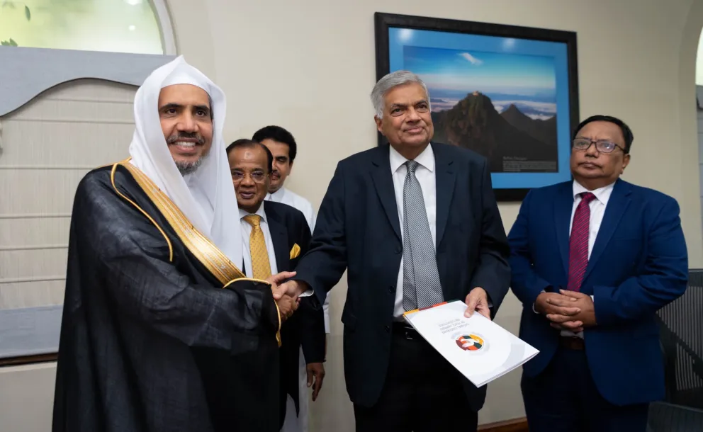 Le D.Mohammad Alissa a rencontré à Colombo le Premier Ministre du Sri Lanka qui a loué la période de la visite de la LIM en confirmant la fierté des citoyens musulmans, le SG a confirmé son soutien au Sri Lanka pour renforcer l’harmonie religieuse et éthique.