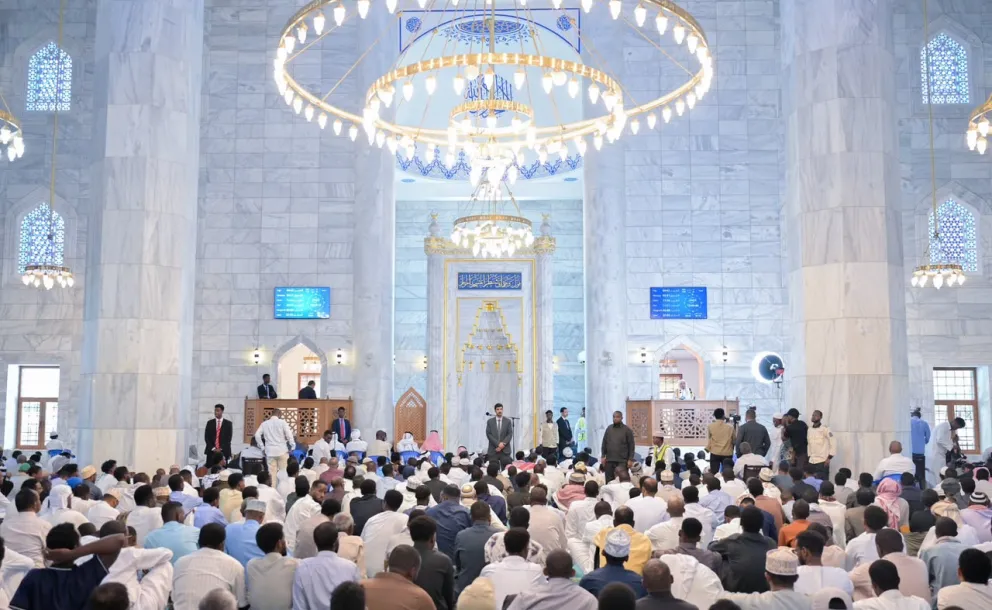 أمين عام رابطة العالم الإسلامي يُلقي خطبة الجمعة ويؤمّ المصلين في الجامع الكبير بالعاصمة الصومالية