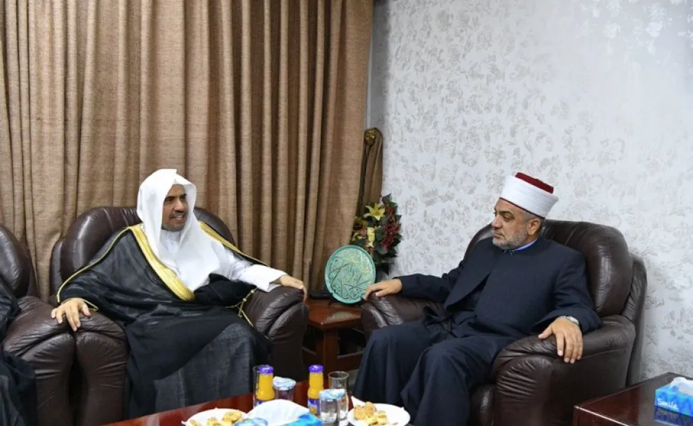 Le Grand Mufti du Royaume hachémite de Jordanie, recevant le Secrétaire Général de la Ligue, dans son bureau à Amman ; la rencontre a porté sur des sujets d’intérêt commun.