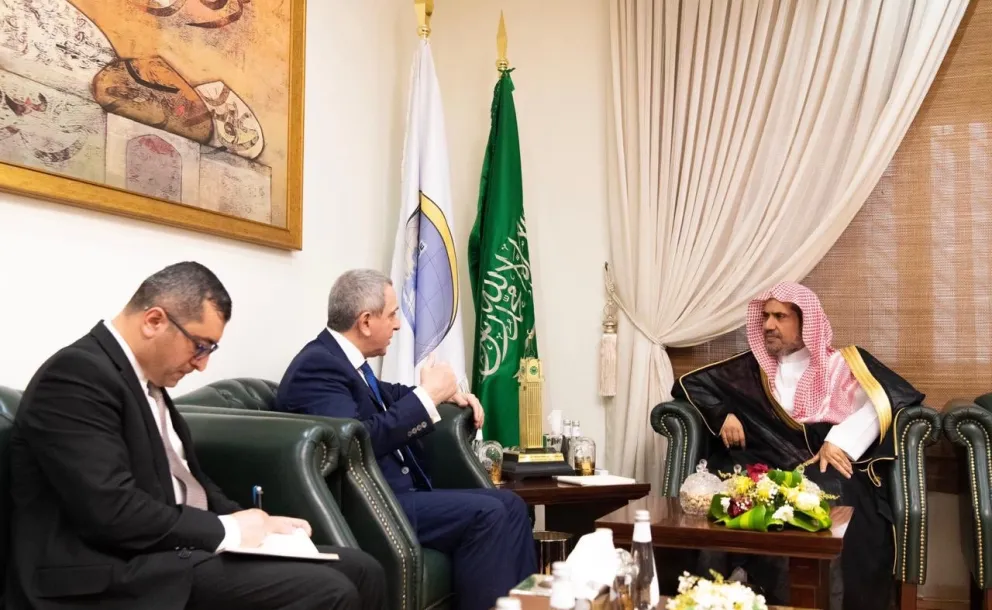 Le D. Mohammad Alissa a reçu l’Ambassadeur d’Azerbaïdjan auprès du Royaume d’Arabie Saoudite M. Chaïn Chaker qui a remercié le rôle positif de la Ligue Islamique Mondiale dans le monde et qui a invité le SG au congrès international d’Azerbaïdjan.