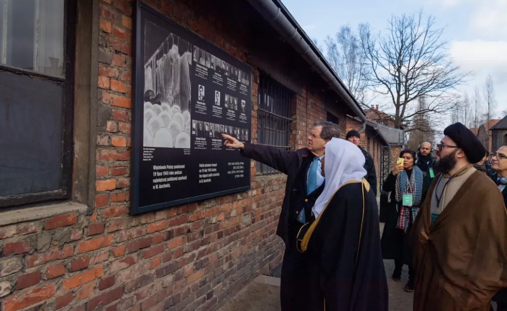 A l’occasion du 75ème anniversaire de la libération des camps de la mort, le SG de la Ligue islamique mondiale,  Mohammad Alissa et une délégation de dignitaires musulmans se sont rendus à Auschwitz.