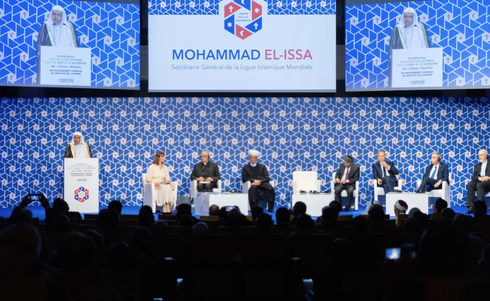 Avec près de 40 pays représentés la Ligue Islamique Mondiale a organisé en collaboration avec la Fondation de l’Islam de France un congrès à Paris où se sont réunis pour la première fois des responsables religieux musulmans chrétiens juifs de toutes les confessions.