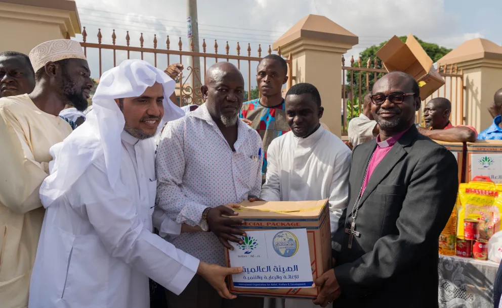 Avec la participation de divers chefs religieux le D.Mohammad Alissa inaugure des campagnes d’aides alimentaires pour des milliers de nécessiteux dans la région de Kumassi au Ghana.