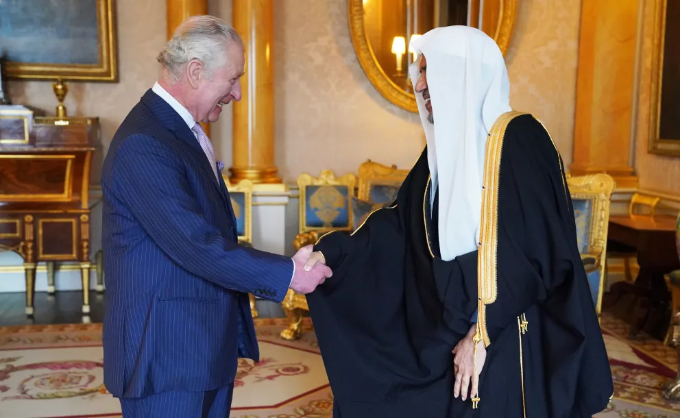 Lors du premier accueil officiel d'une personnalité musulmane au palais de Buckingham dans la capitale britannique : Le Roi Charles III reçoit le Secrétaire général de la Ligue islamique mondiale cheikh Mohammad ben AbdelKarim Alissa.