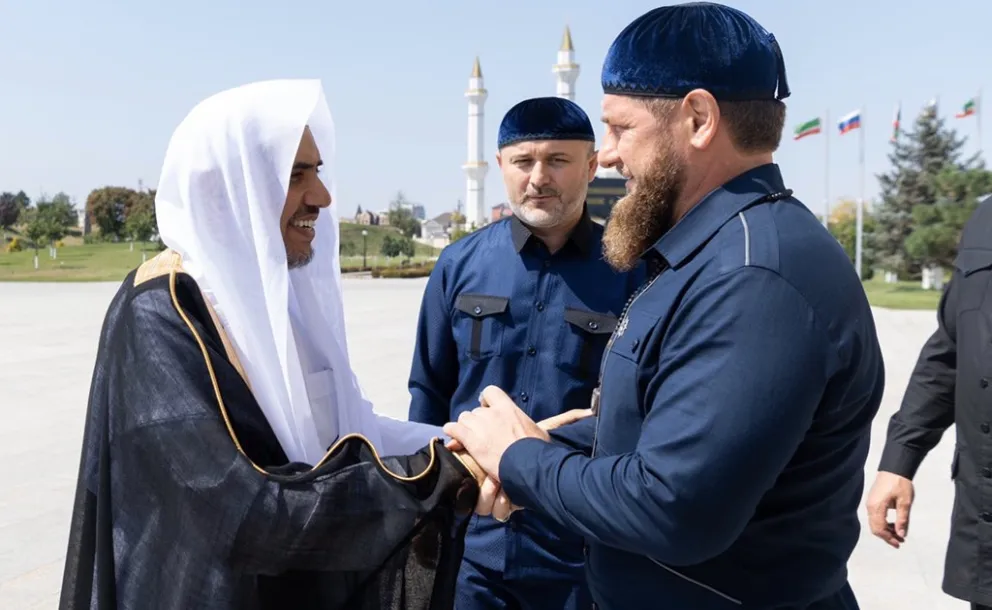 Le Président tchétchène Ramadan Kadyrov reçoit le D.Mohammad Alissa au palais présidentiel en vue de participer à l’inauguration de la plus grande mosquée d’Europe   au nom de la Ligue Islamique Mondiale qui représente tous les peuples musulmans.