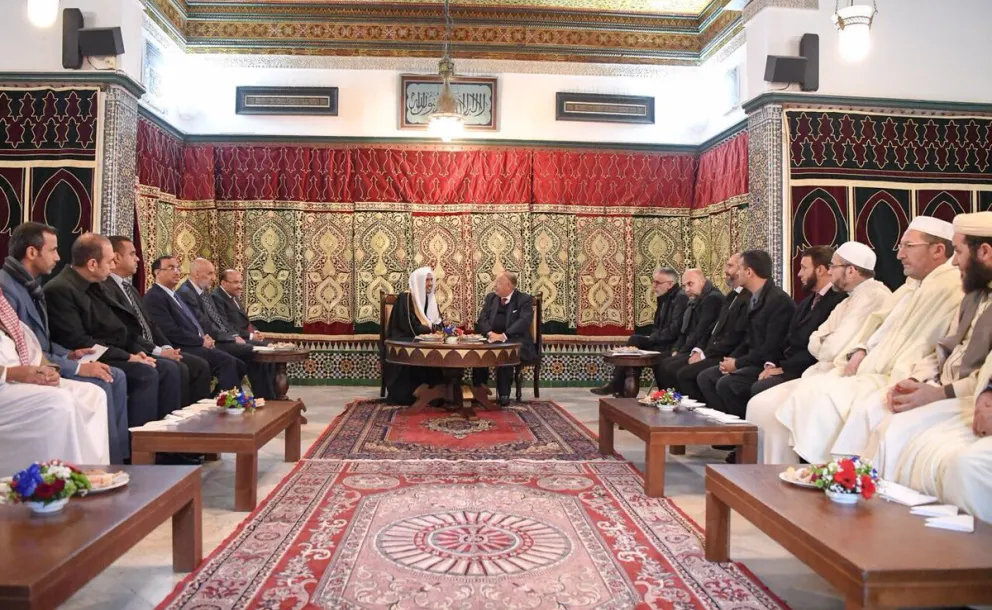 Le SG avec M. Boubakeur, recteur de la mosquée de Paris, des savants et penseurs durant sa visite où il a fait une allocution sur la modération dans l'Islam