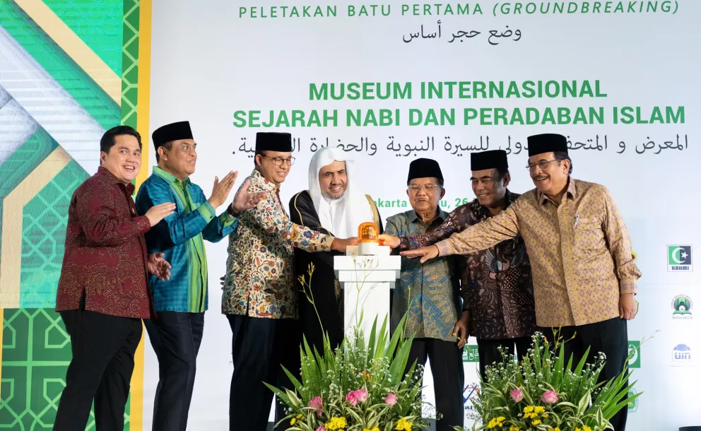 En présence d’invités du monde entier le Secrétaire général et le Vice-Président indonésien posent la première pierre de la succursale du musée sur la vie du Prophète et la civilisation islamique à Jakarta, dont le siège principal est à Médine. Le musée sur la vie du Prophète et la civilisation islamique s’étend sur 60 milles mêtres carrés avec des jardins de 140 milles mêtres carrés, dans la région touristique la plus importante de Jakarta; 18 millions de visiteurs par an sont attendus.