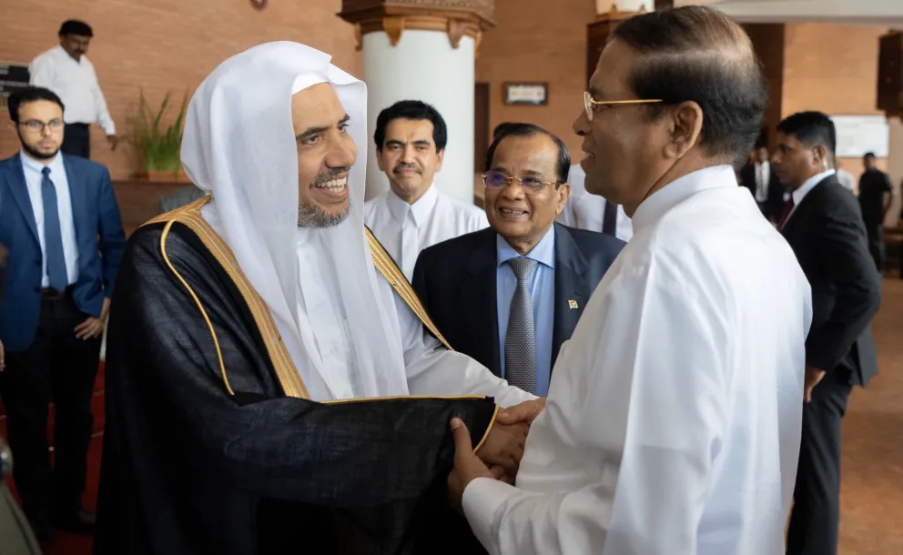 Le Président sri lankais en discussion avec le D.Mohammad Alissa dont il apprécie les efforts de la Ligue Islamique Mondiale dans le monde en vue de promouvoir la paix, l’harmonie religieuse et ethnique; le sommet à Colombo est suite aux attentats qui ont frappé le Sri Lanka.