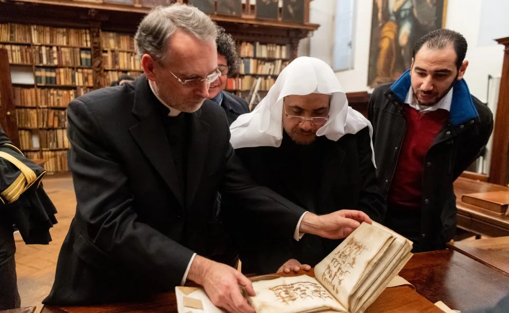 En janvier, MohammadAlissa a visité la Bibliothèque historique Ambrosienne et a donné une conférence à l'Université catholique du Sacré-Cœur de Milan en Italie. Sa visite était axée sur l’apprentissage multiculturel et le dialogue interreligieux.