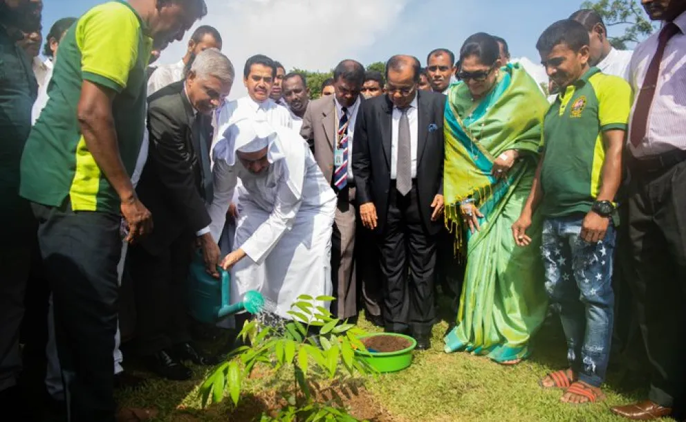 Nous devons tous être des gardiens de l’environnement et promouvoir la durabilité pour construire un monde meilleur. L'été 2019, Mohammad Alissa a participé à une plantation d'arbres au SriLanka.