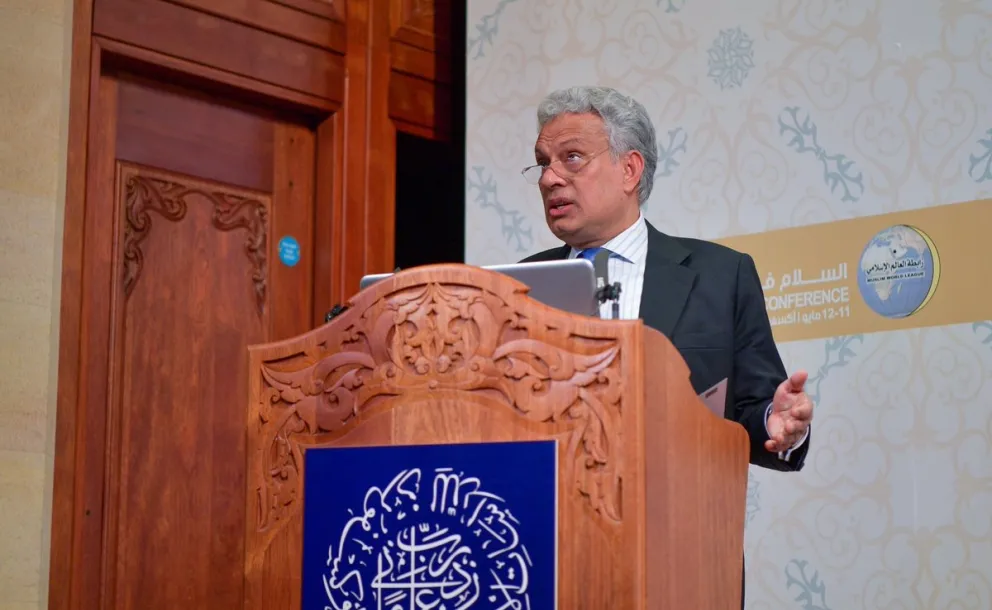 e président du Centre des études islamiques de l’Université d’Oxford Dr. Farhan Nizami, durant le congrès sur la paix dans les religions, organisée par la LIM en présence de plusieurs hautes personnalités religieuses et intellectuelles.