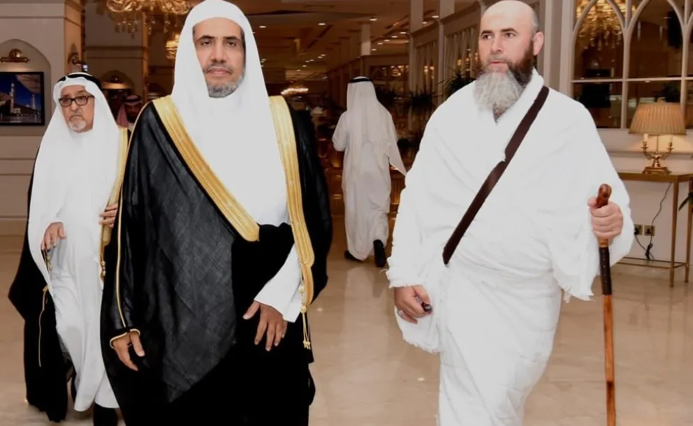 Le SG de la Ligue, Cheikh D. Abdel Karim Al-Issa recevant à l’aéroport du Roi Abdelaziz  de Djeddah le Mufti de la république de Tchétchènie, Cheikh Salah Mezhiev.