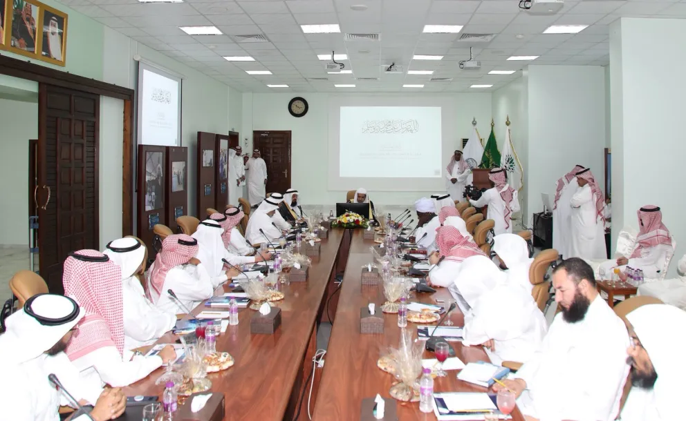 Le SG de la Ligue Islamique Mondiale, D.Mohamed AlIssa avec directeurs de OMSPD inaugurant le programme des réfugiés Rohingya au Bangladesh où la LIM fournit des camps avec équipements les plus appropriés à l’aide humanitaire.