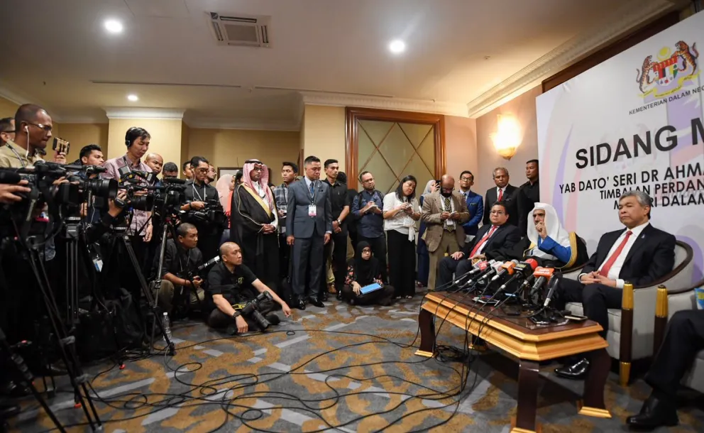 Le SG de la LIM avec le Vice-Premier Ministre malaisien durant la conférence de presse donnée suite au congrès mondial sur la sécurité internationale.