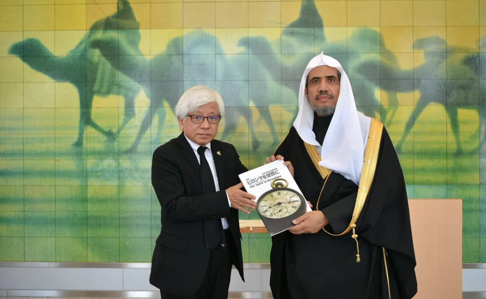 Le directeur du musée Hiroshima recevant le SG, le remerciant pour son message humaniste et pacifique