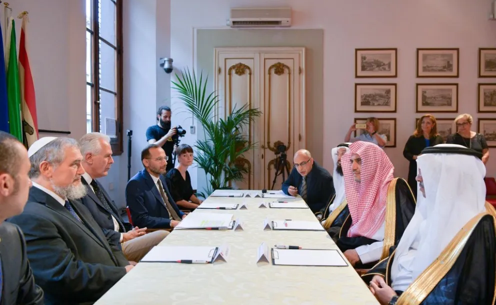 Le Président de la Région de Toscane en Italie recevant le SG de la LIM au parlement de Florence pour traiter des relations civilisationnelles entre le l’Occident et le Moyen-Orient