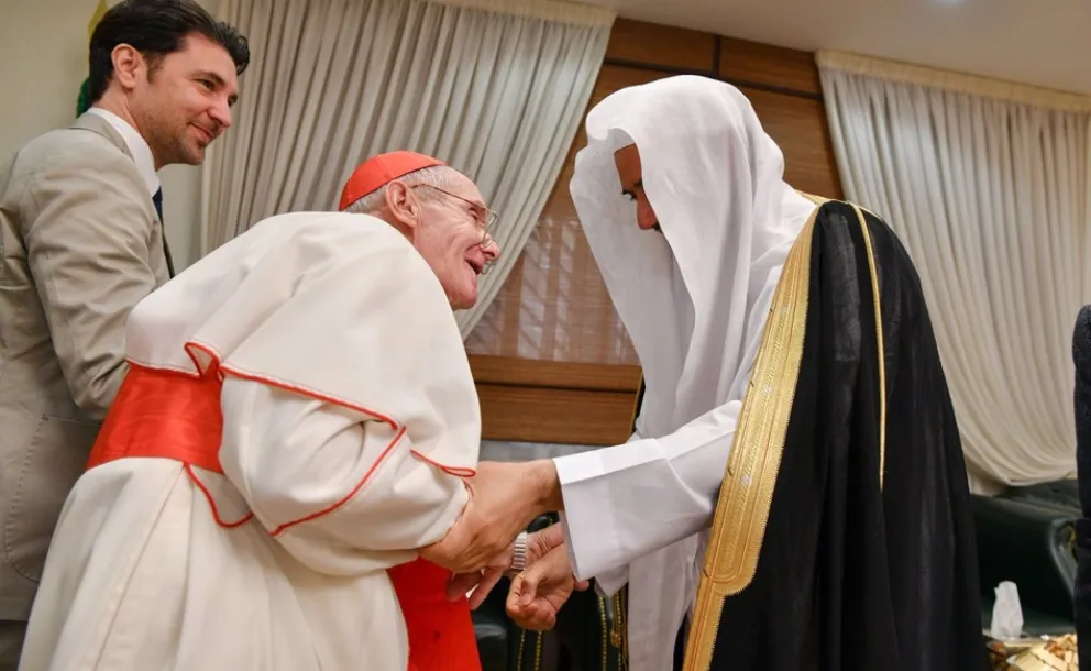 Le Secrétaire Général de la Ligue Islamique Mondiale D. Al-Issa recevant le Cardinal Jean-Louis Tauran, Président du Conseil Pontifical du Vatican pour le dialogue inter religieux.