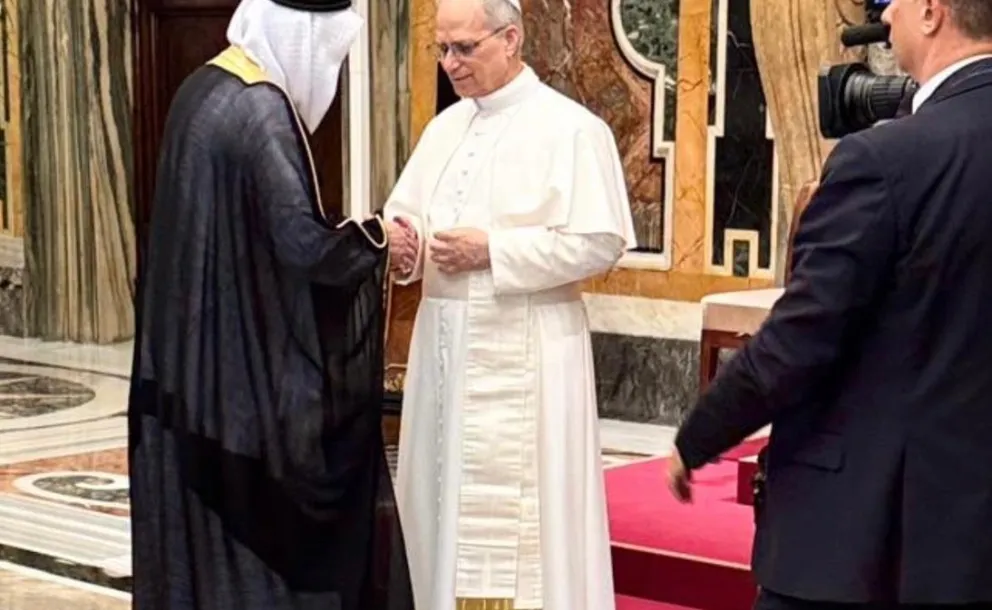 En nombre del Secretario  general, Sheij Mohammed Alissa  , el Dr. Abdulaziz Sarhan, asesor y enviado de coordinación de la Liga del Mundo Islámico ante el Vaticano, se reunió esta mañana con el Papa León XIV en la sede del Vaticano.