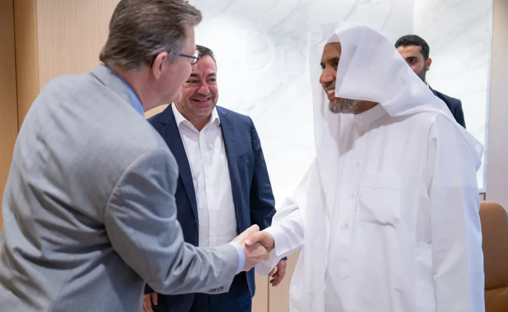 جناب دبیرکل و رئیس انجمن علمای مسلمان، آقای دکتر شیخ محمد العیسی ، با رئیس دانشگاه دوک آمریکا، دکتر وینسنت پرایس دیدار کرد.  دکتر پرایس از حضور این‌جناب بزرگوار ‌ در دانشگاه استقبال کرده و قدردان پاسخ ایشان به دعوت دانشگاه برای سخنرانی، برگزاری نشست‌ها و گفت‌وگو با اعضای دانشگاه بود