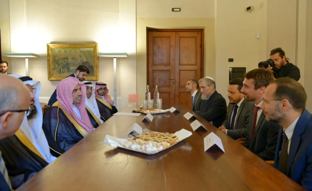 معالي أمين عام رابطة العالم الإسلامي الشيخ د. محمد العيسى يلتقي بعمدة مدينة سيستو فرينتينو الإيطالية السيد لورنزو فلاتشي، ويزور برفقته الأرض المزمع إقامة مركز ثقافي "عالمي" عليها؛ حيث تُعتبر المدينة في طلائع المدن الأوروبية في التواصل الحضاري والحوار الثق