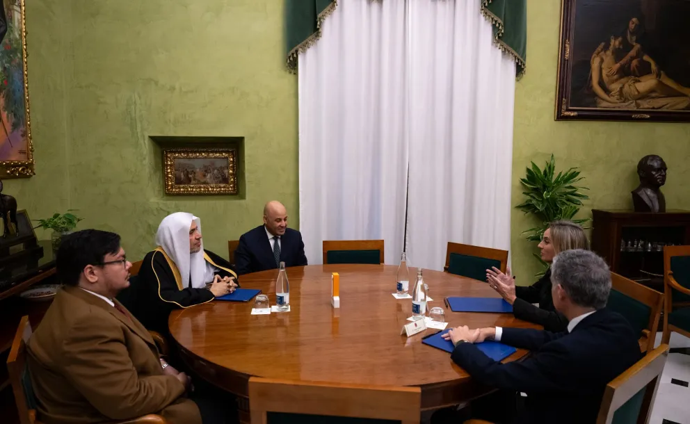 التقى معالي الأمين العام، رئيس هيئة علماء المسلمين، الشيخ د.⁧‫محمد العيسى‬⁩ ⁦‪‬⁩، عمدةَ مدينة غرناطة، السيدة ماريا فرانسيسكا كارازو فيلالونجا، وذلك في مقر البلدية