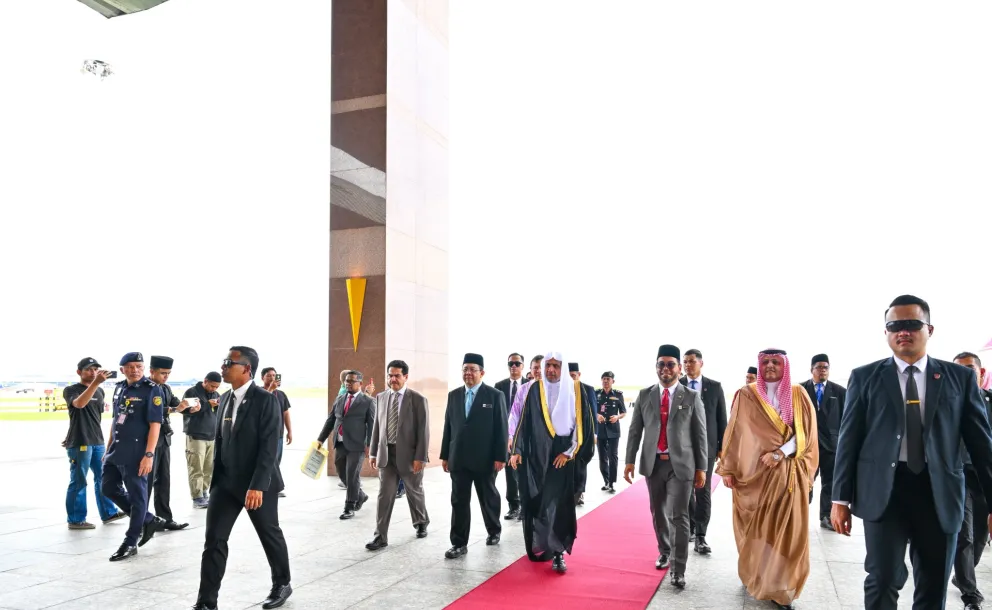وصلَ معالي الأمين العام، رئيسُ هيئة علماء المسلمين، فضيلة الشيخ د.⁧‫ محمد العيسى‬⁩ ‬⁩، إلى مطار كوالالمبور الدوليّ، حيث كان في استقباله عددٌ من أصحاب الفضيلة والمعالي