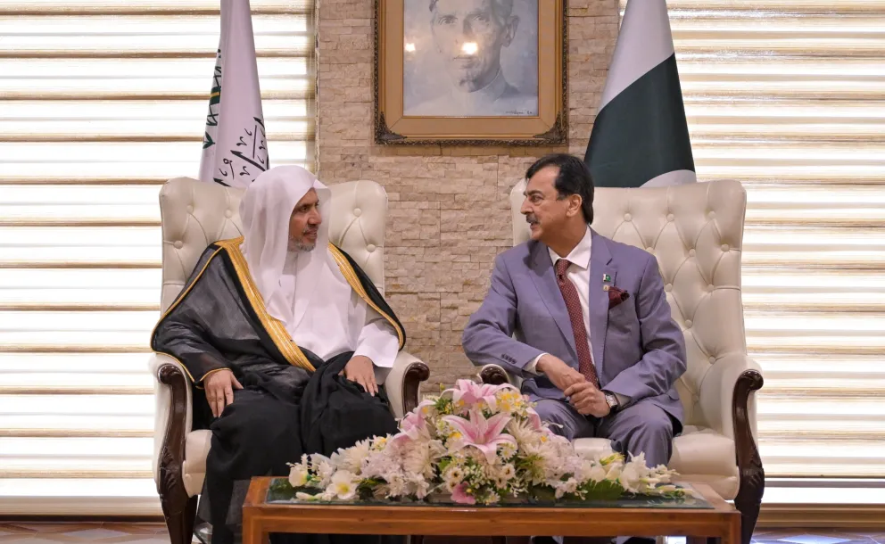 ‏دولةُ رئيس مجلس الشيوخ الباكستاني، السيد يوسف رضا جيلاني، يستضيفُ معالي الأمين العام، رئيس هيئة علماء المسلمين، فضيلة الشيخ د.⁧‫محمد العيسى‬⁩ ‬⁩، في مقرّ المجلس، بحضور كافة الأحزاب والأعضاء