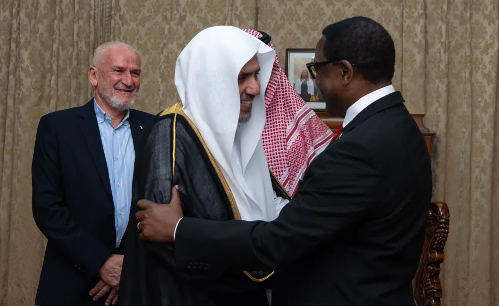 Yang Mulia Presiden Republik Malawi, Tuan Lazarus McCarthy Chakwera, menganugerahkan Medali Republik kepada Yang Mulia Sekretaris Jenderal LMd, Syekh Dr. MohammedAlissa