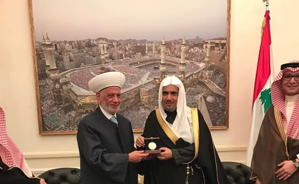 مفتی اعظم لبنان نے عزت مآب سیکرٹری جنرل کو(لبنانی دار الافتاء) کی جانب سے تمغہ پیش کیا۔ آپ نے سیکرٹری جنرل کی لبنان میں منعقدہ ثقافتی وروحانی اجلاس میں خطاب کو بھی سراہا۔
