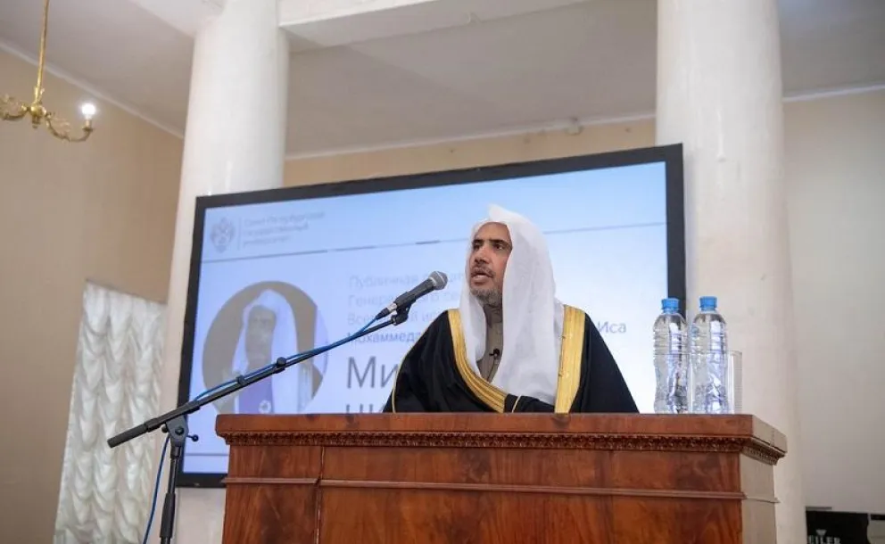 D. Mohammad Alissa tient une conférence à l’université publique de Saint Pétersbourg en présence de son doyen, divers enseignants et des étudiants