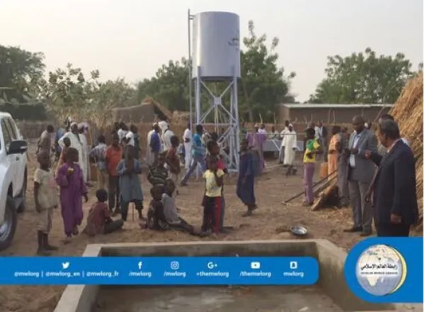 La LIM réalise des projets de bienfaisance en Afrique, parmi lesquels des puits avec système de panneaux solaires pour réduire les coûts.