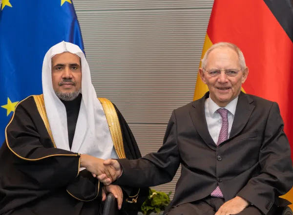 جناب شیخ دکتر محمد العیسی با جناب رئیس پارلمان ایسلند جناب آقای اشتینگریمور سیگووسون و تعدادی از نمایندگان مجلس در محل پارلمان در ریکیاویک