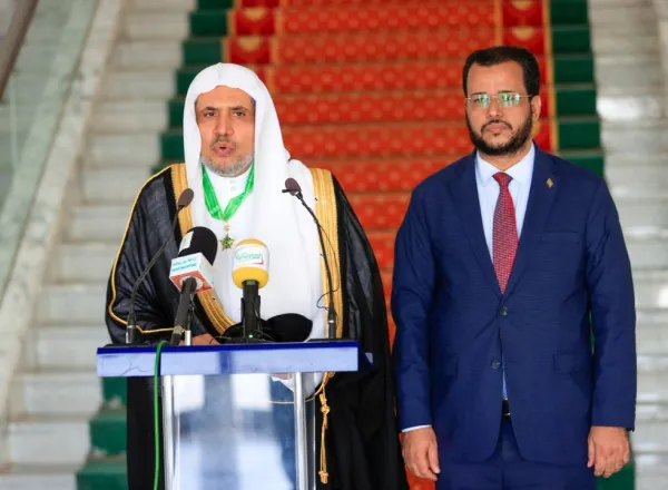 الدكتور العيسى متحدثاً للحضور بعد تقلده وسام الاستحقاق الوطني