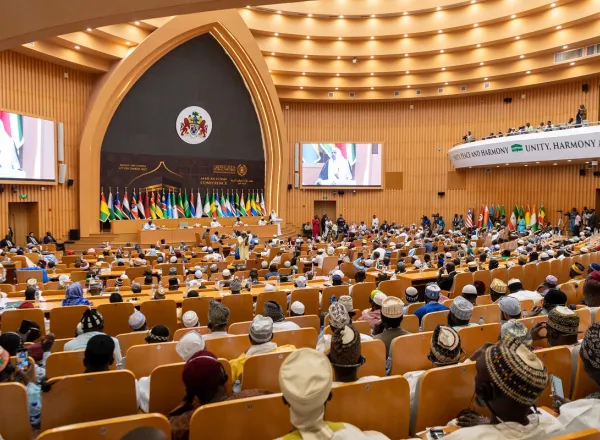 بحضور ومشاركة فخامة رئيس جمهورية غامبيا: الأمين العام لرابطة العالم الإسلامي يُطلق أعمال مؤتمر علماء المسلمين في أفريقيا