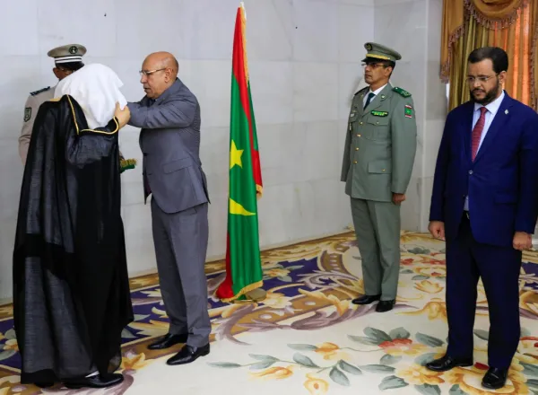 الرئيس الموريتاني مقلدا معالي الشيخ الدكتور محمد العيسى وسام الاستحقاق الوطني في القصر الرئاسي في نواكشوط