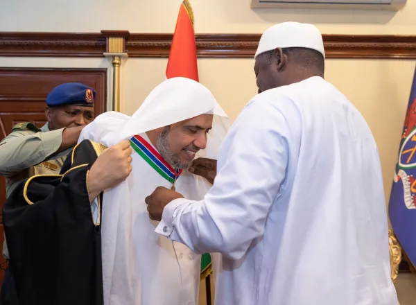بحضور ومشاركة فخامة رئيس جمهورية غامبيا: الأمين العام لرابطة العالم الإسلامي يُطلق أعمال مؤتمر علماء المسلمين في أفريقيا