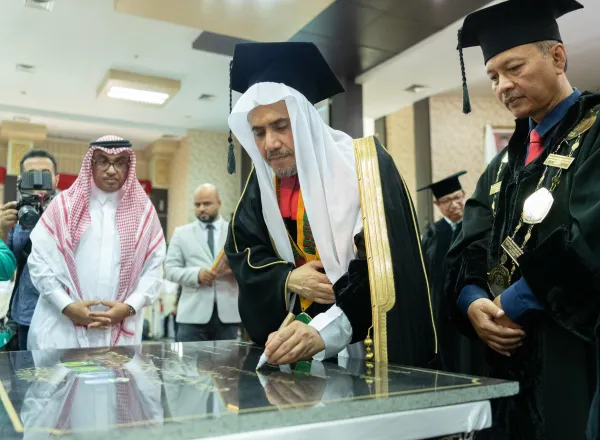 جامعة مولانا مالك إبراهيم الحكومية تمنح معالي الشيخ د.⁧‫محمد العيسى‬⁩ شهادة الدكتوراه الفخرية