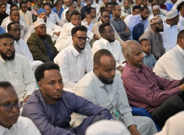 ‏معالي الشّيخ د. مُحمّد بن عبدالكَريم العيسى‬⁩ ، الأمينُ العام لرابطة العَالم الإسلاميّ رئيسُ هيئةِ عُلماء المسلمين، يخطُبُ على منبر الجَامع الكبير في العاصمة الصُّوماليّة "مقديشو".