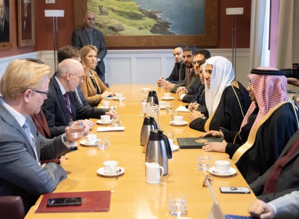 ‏بحضور الرئيس : البرلمان الآيسلندي يستضيف معالي الشيخ د. ⁧‫محمد العيسى‬⁩ في جلسة حوار مهمة