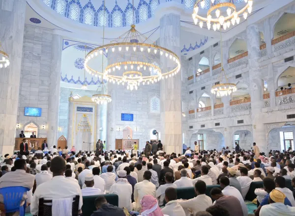 أمين عام رابطة العالم الإسلامي يُلقي خطبة الجمعة ويؤمّ المصلين في الجامع الكبير بالعاصمة الصومالية