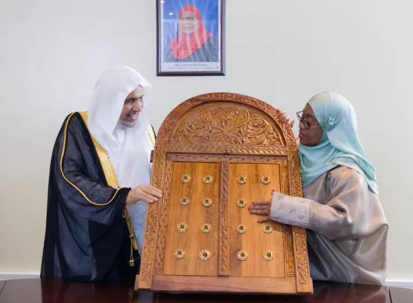 استقبلتْ فخامة رئيسة جمهورية تنزانيا الاتحادية، د.سامية صولوحو، في القصر الرئاسيّ بدار السلام، معالي الأمين العام، رئيس هيئة علماء المسلمين، فضيلة الشيخ د.⁧‫محمد العيسى