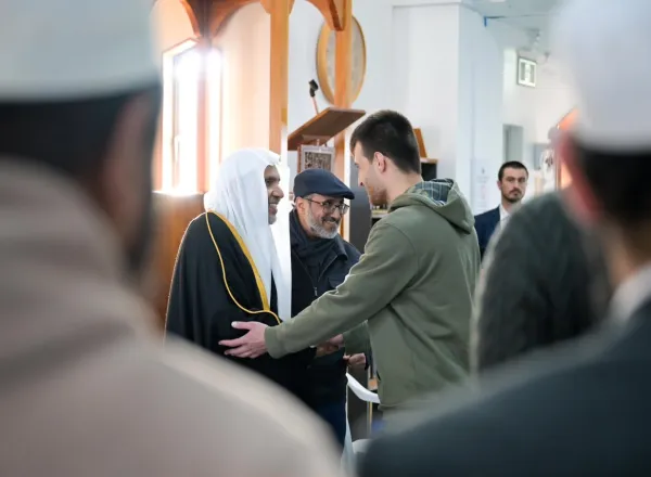 الأمين العام لرابطة العالم الإسلامي يزور مسجد النور في كرايستشيرش النيوزيلندية.. ويعلن تكفّل الرابطة بإعادة بناءه