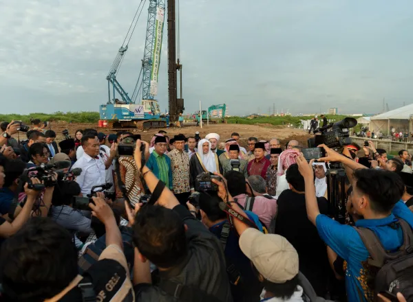 En présence d’invités du monde entier le Secrétaire général et le Vice-Président indonésien posent la première pierre de la succursale du musée sur la vie du Prophète et la civilisation islamique à Jakarta, dont le siège principal est à Médine. Le musée sur la vie du Prophète et la civilisation islamique s’étend sur 60 milles mêtres carrés avec des jardins de 140 milles mêtres carrés, dans la région touristique la plus importante de Jakarta; 18 millions de visiteurs par an sont attendus.
