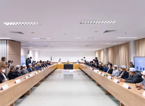 العيسى يلتقي بالمشايخ والأئمة في تايلند ويُلقي محاضرة في مجلس المركز الإسلامي حول "التسامح الديني وبناء الجسور"